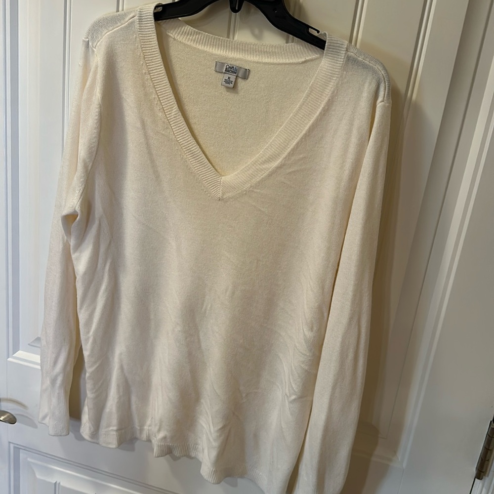 Croft and barrow size extra large V-neck sweater light cream color